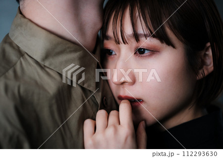 抱き合う男女 112293630
