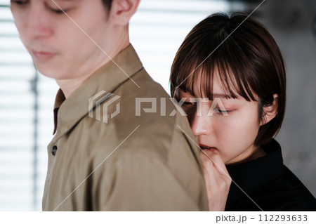抱き合う男女 抱き合う男女 112293633