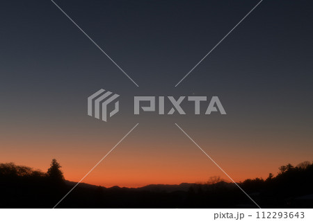明け行くマジックアワーの空に消えゆく金星の輝き 112293643