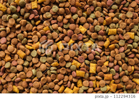 Pet Food Texture. Lot of Dry Granules of Crunchy Dog or Cat Food. Rotating Background. Animal Feed Pile. Fodder. Meal for Cats, Dogs. Filling. Daylight. Advertising. Pet Shop, Delivery. Healthy Treat 112294316