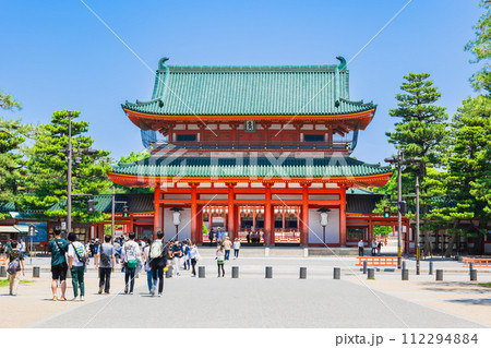 春の京都 平安神宮 応天門 春の京都 平安神宮 応天門 112294884