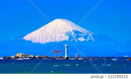 灯台と鳥居と富士山 112295018