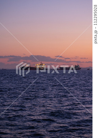 神奈川県川崎市京浜工業地帯の夕景 神奈川県川崎市京浜工業地帯の夕景 112295028