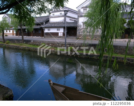 白壁の並ぶ倉敷美観地区と倉敷川 白壁の並ぶ倉敷美観地区と倉敷川 112295036