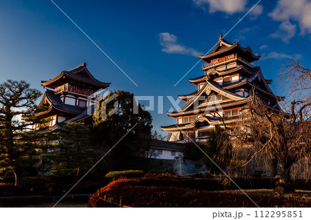 夕景の京都伏見城、2月12日、日本 112295851