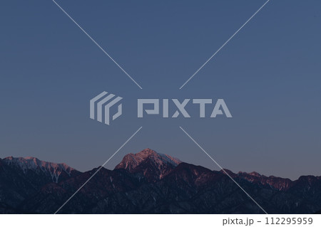 朝焼けの山並み、南アルプス甲斐駒ケ岳 112295959
