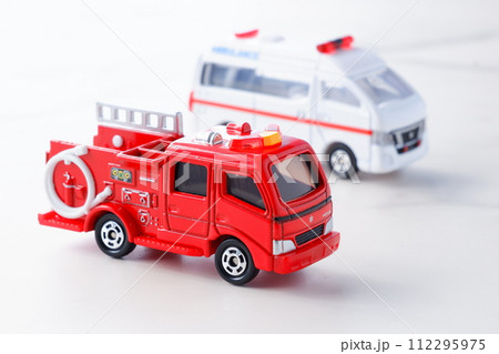 出動する消防車（ポンプ車）と救急車（PA連携） 112295975