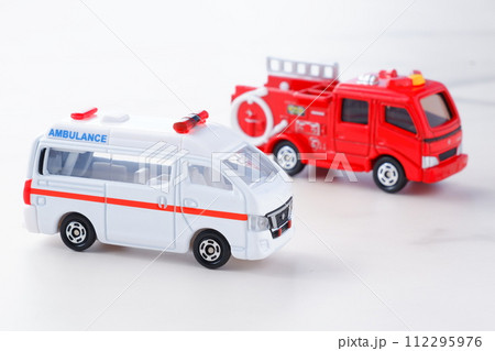 出動する消防車(ポンプ車)と救急車(PA連携) 出動する消防車(ポンプ車)と救急車(PA連携) 112295976