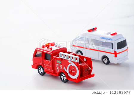 出動する消防車（ポンプ車）と救急車（PA連携） 112295977