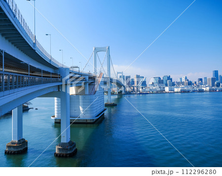 （東京都）レインボーブリッジ遊歩道からの眺め 112296280