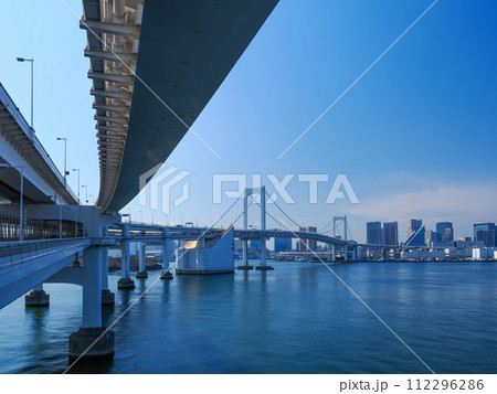 （東京都）レインボーブリッジ遊歩道からの眺め 112296286