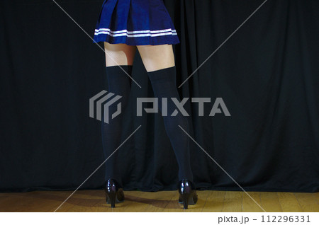 ミニスカートの美しい脚 112296331