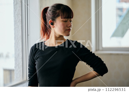 ダンスの練習をする若い女性 112296531