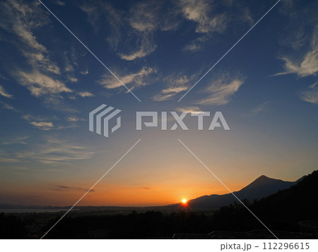 シルエットの磐梯山と日没直前のオレンジ色の太陽、鳥の羽の様な雲とのコラボレーション印象的で綺麗だ。 112296615