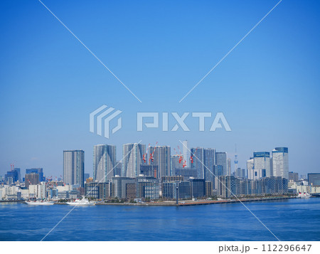 （東京都）レインボーブリッジ遊歩道から晴海方面の眺め 112296647