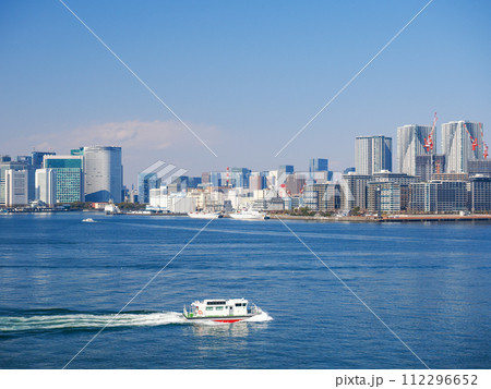 （東京都）レインボーブリッジ遊歩道から晴海方面の眺め 112296652