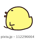 横向きで座るひよこ 112296664