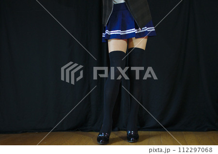 ミニスカートのきれいな女性脚 ミニスカートのきれいな女性脚 112297068