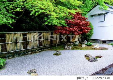 【京都】春の南禅寺　方丈の華厳庭と南禅寺垣 112297436