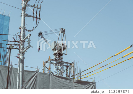 建設現場の小型クレーン 建設現場の小型クレーン 112297872