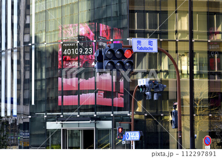 日本の東京都市景観 4万円突破日経平均株価…兜町・カブトワンの株価ボード（終値）…赤信号＝4日 112297891
