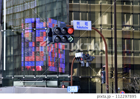 日本の東京都市景観 4万円突破日経平均株価…兜町・カブトワンの株価ボード(終値)…赤信号=4日 日本の東京都市景観 4万円突破日経平均株価…兜町・カブトワンの株価ボード(終値)…赤信号=4日 112297895