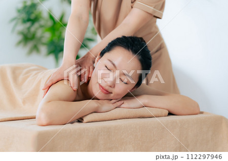マッサージを受ける女性 112297946