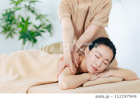 マッサージを受ける女性 マッサージを受ける女性 112297949