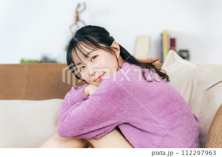 ルームウェアを着てリラックスする女性 112297963