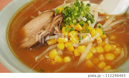 飲食店の風景(ラーメン屋の味噌ラーメン) 飲食店の風景(ラーメン屋の味噌ラーメン) 112298465