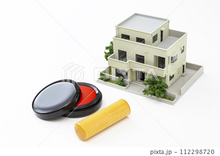 住宅模型と印鑑 112298720