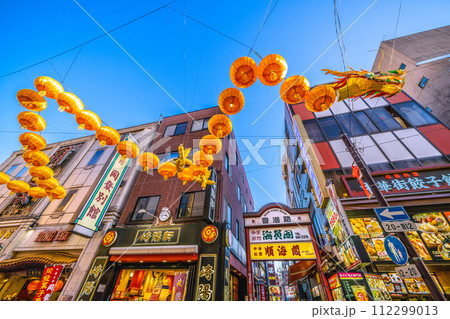 日本の横浜都市景観 新時代へ…中華街大通り香港路前のドラゴンランタン（2024春節燈花）＝2月28日 112299013