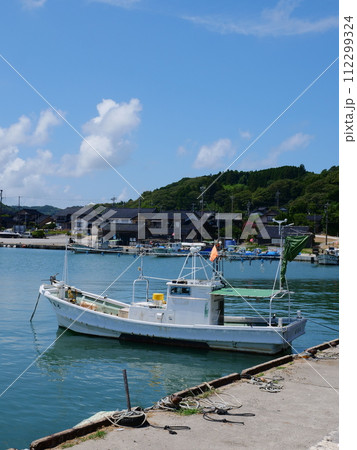 漁港に停泊する漁船 112299324