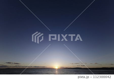 快晴の夕空と港・冬・超広角・空主体・240226pm 快晴の夕空と港・冬・超広角・空主体・240226pm 112300042