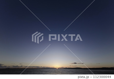 快晴の夕空と港・冬・超広角・空主体・240226pm 112300044