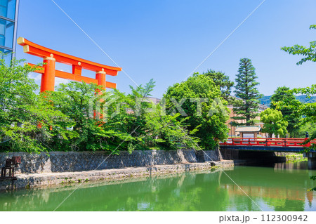春の京都　疏水と平安神宮の大鳥居 112300942
