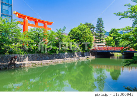 春の京都　疏水と平安神宮の大鳥居 112300943
