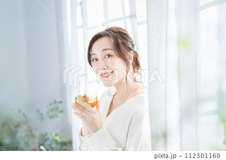 窓辺でお茶を飲む女性 窓辺でお茶を飲む女性 112301160