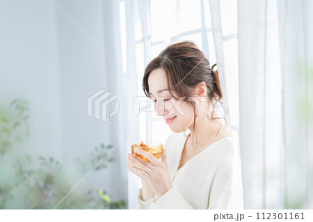 窓辺でお茶を飲む女性 窓辺でお茶を飲む女性 112301161