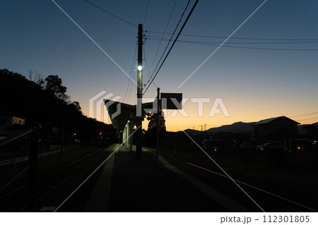 夕刻の飫肥駅 112301805