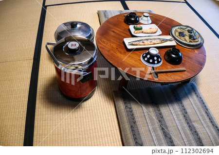懐かしい昭和の丸い食卓の風景 懐かしい昭和の丸い食卓の風景 112302694