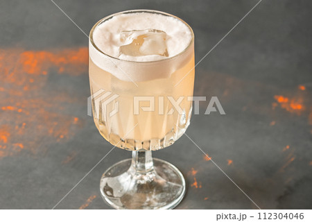 Grapefruit tequila sour cocktail 112304046