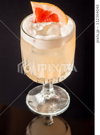 Grapefruit tequila sour cocktail 112304048