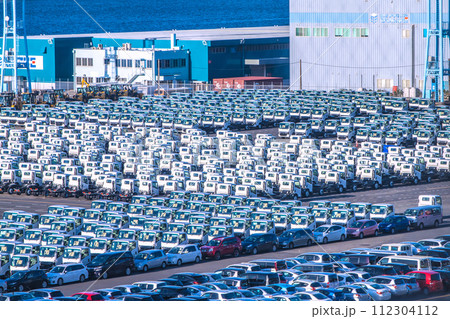 日本の横浜都市景観 日本経済の呪縛…大黒ふ頭に並ぶトラックや自動車…実体経済と乖離する株価…3日 日本の横浜都市景観 日本経済の呪縛…大黒ふ頭に並ぶトラックや自動車…実体経済と乖離する株価…3日 112304112