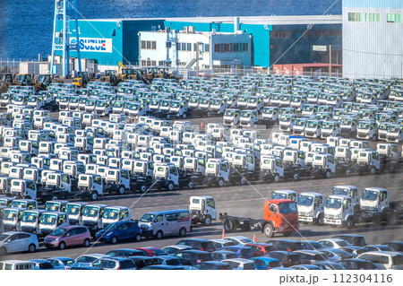 日本の横浜都市景観 日本経済の呪縛…大黒ふ頭に並ぶトラックや自動車…実体経済と乖離する株価…3日 日本の横浜都市景観 日本経済の呪縛…大黒ふ頭に並ぶトラックや自動車…実体経済と乖離する株価…3日 112304116