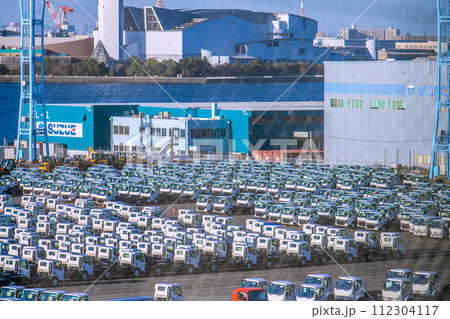 日本の横浜都市景観 日本経済の呪縛…大黒ふ頭に並ぶトラックや自動車…実体経済と乖離する株価…3日 112304117