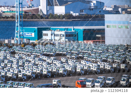 日本の横浜都市景観 日本経済の呪縛…大黒ふ頭に並ぶトラックや自動車…実体経済と乖離する株価…3日 112304118