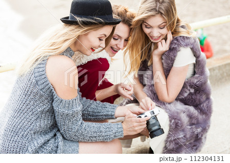 Photographer showing fashion models photos 112304131