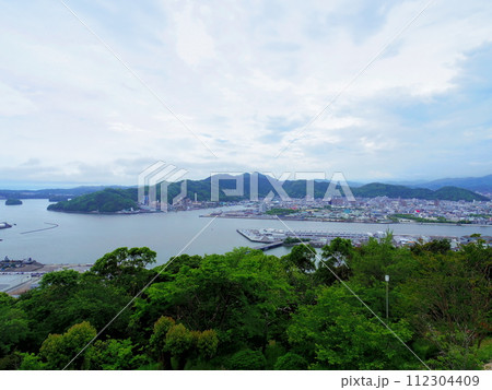 五台山より望む街並み(高知県高知市) 112304409