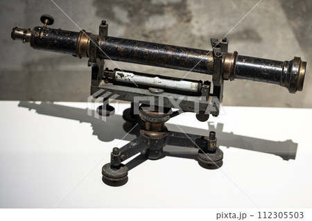 Ancient sextant, a doubly reflecting navigation instrument 112305503